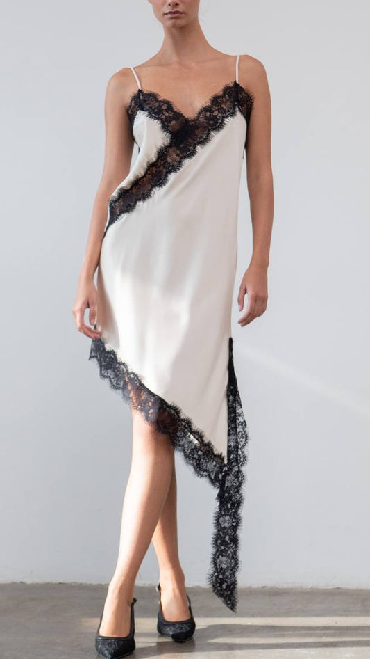 Robe nuisette asymétrique en dentelle – Taille unique (S à L)
