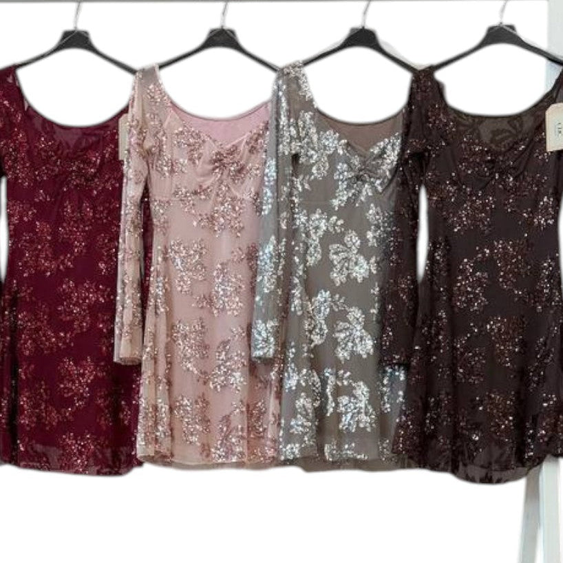 Robe courte à sequins avec manches transparentes