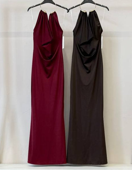 🍫 VESTIDO HALTER SATINADO CON ANILLA DORADA Y ESPALDA DESCUBIERTA 🍫