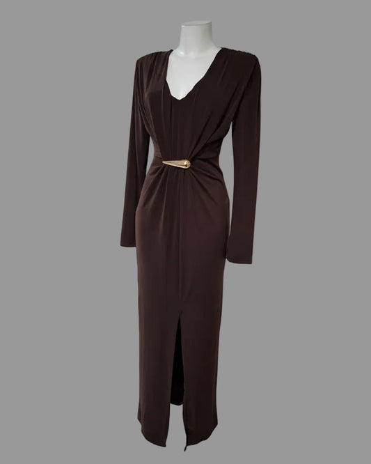 Vestido Largo Marrón Chocolate con Escote Pico y Detalle Dorado