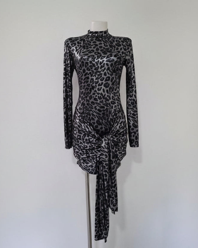Vestido Salvaje Nocturno – Animal Print con Drapeado Frontal