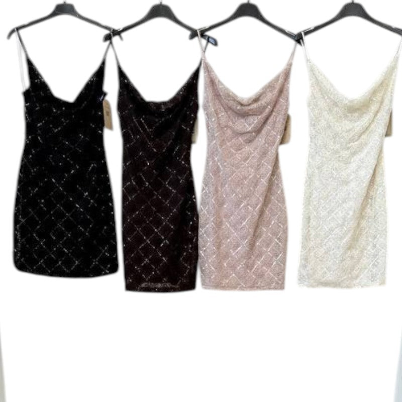 Robe scintillante à fines bretelles et décolleté drapé 