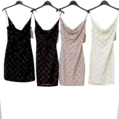 Robe scintillante à fines bretelles et décolleté drapé 