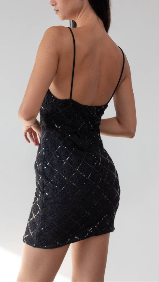 Robe scintillante à fines bretelles et décolleté drapé 