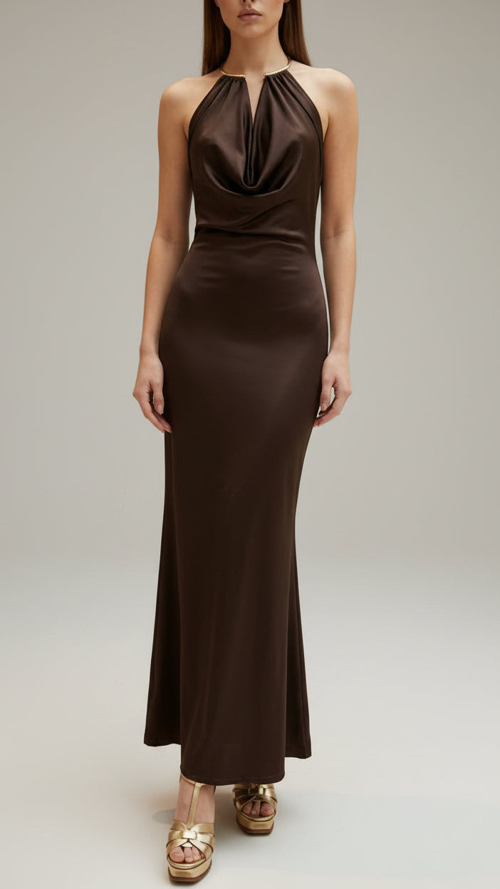 🍫 VESTIDO HALTER SATINADO CON ANILLA DORADA Y ESPALDA DESCUBIERTA 🍫