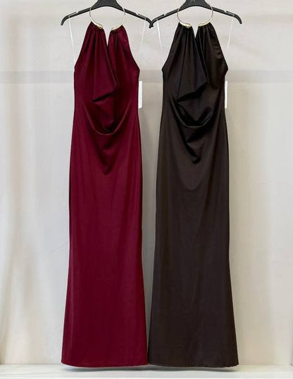 🍫 VESTIDO HALTER SATINADO CON ANILLA DORADA Y ESPALDA DESCUBIERTA 🍫