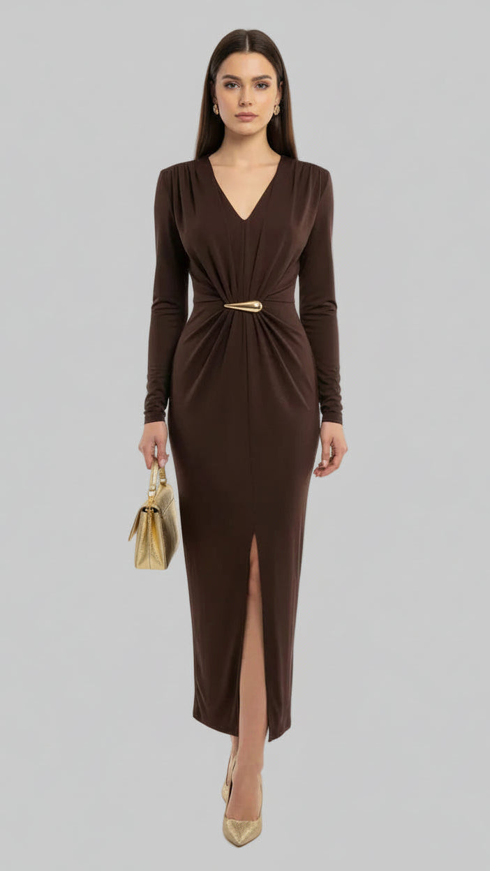Vestido Largo Marrón Chocolate con Escote Pico y Detalle Dorado