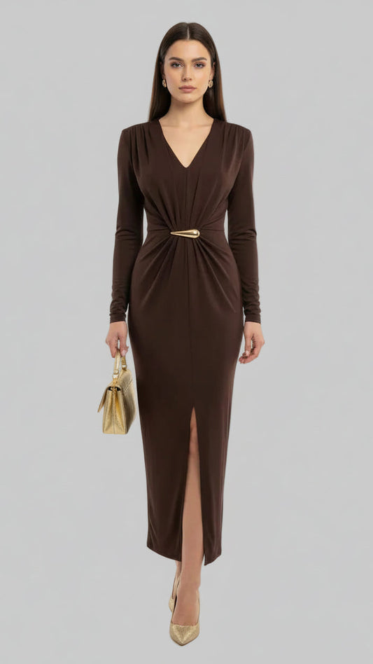 Vestido Largo Marrón Chocolate con Escote Pico y Detalle Dorado