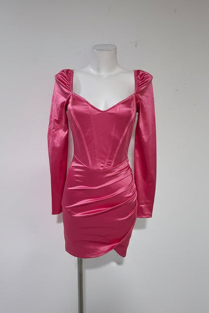 Vestido Satinado Fucsia con Corsé y Manga Larga