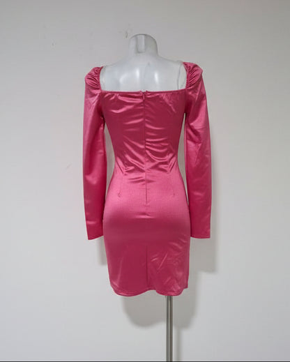 Vestido Satinado Fucsia con Corsé y Manga Larga