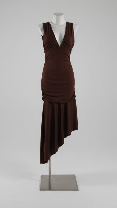 Vestido Asimétrico Chocolate con Escote Profundo