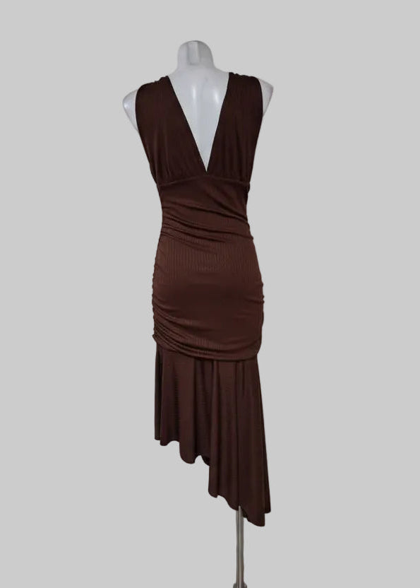 Vestido Asimétrico Chocolate con Escote Profundo