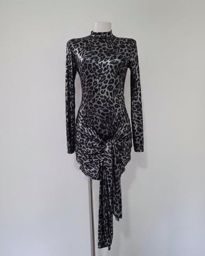 Vestido Salvaje Nocturno – Animal Print con Drapeado Frontal