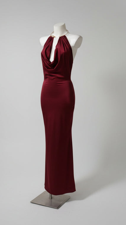 VESTIDO HALTER SATINADO CON ANILLA DORADA Y ESPALDA DESCUBIERTA