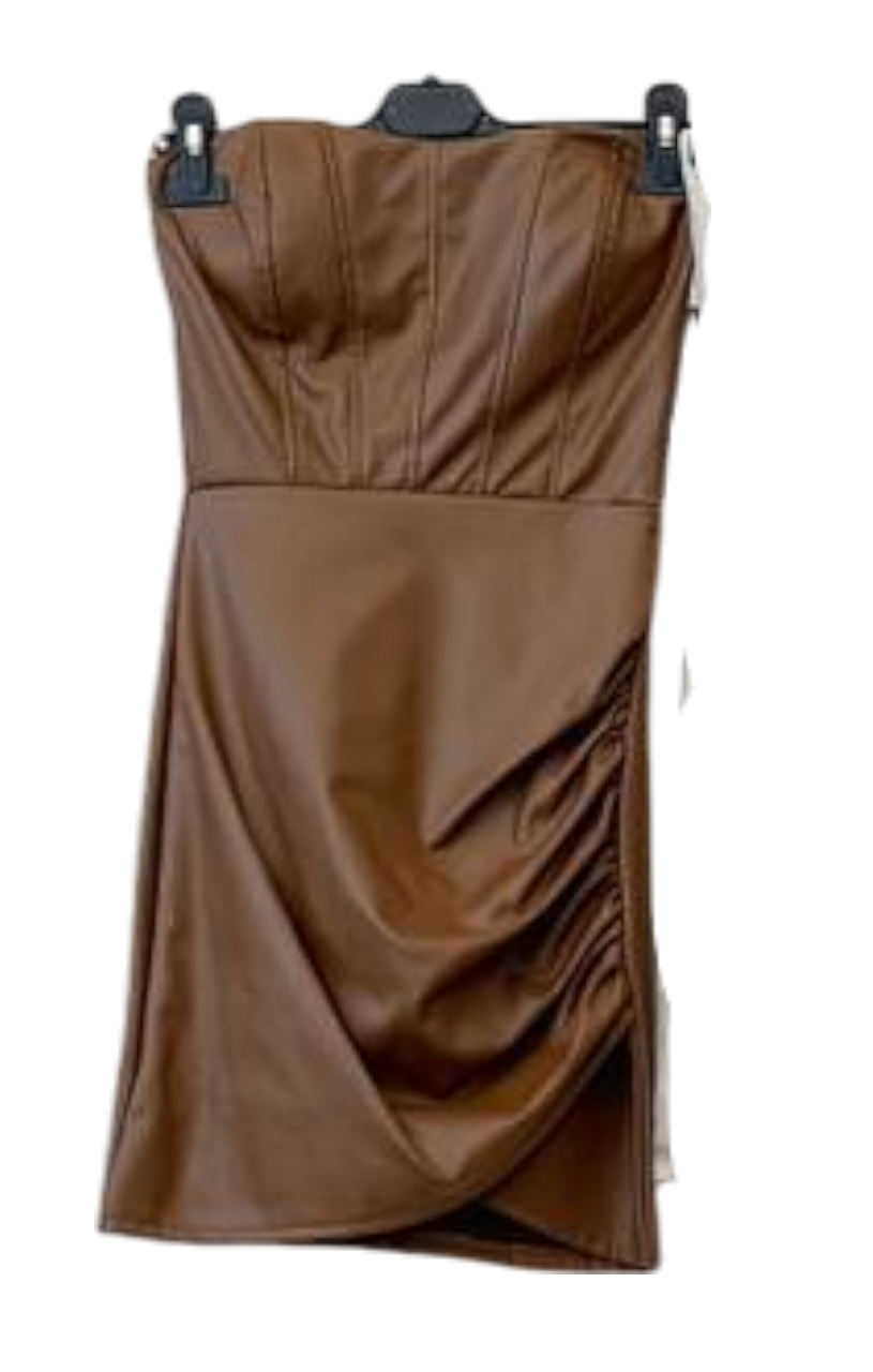 Robe courte en similicuir – Force et style ✨