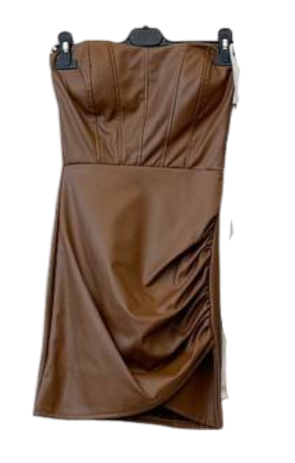 Robe courte en similicuir – Force et style ✨