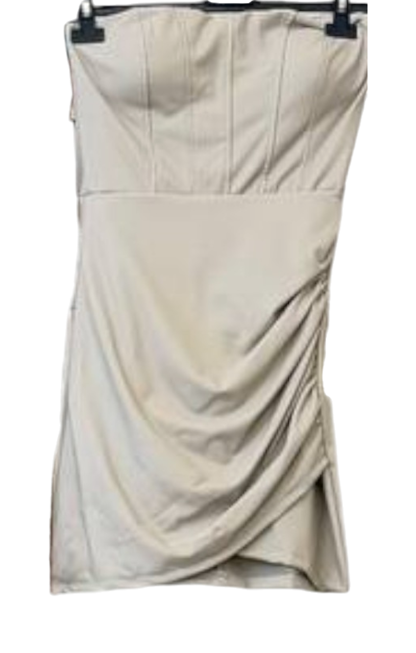 Robe courte en similicuir – Force et style ✨