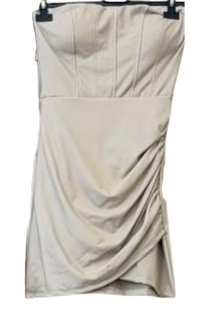 Robe courte en similicuir – Force et style ✨